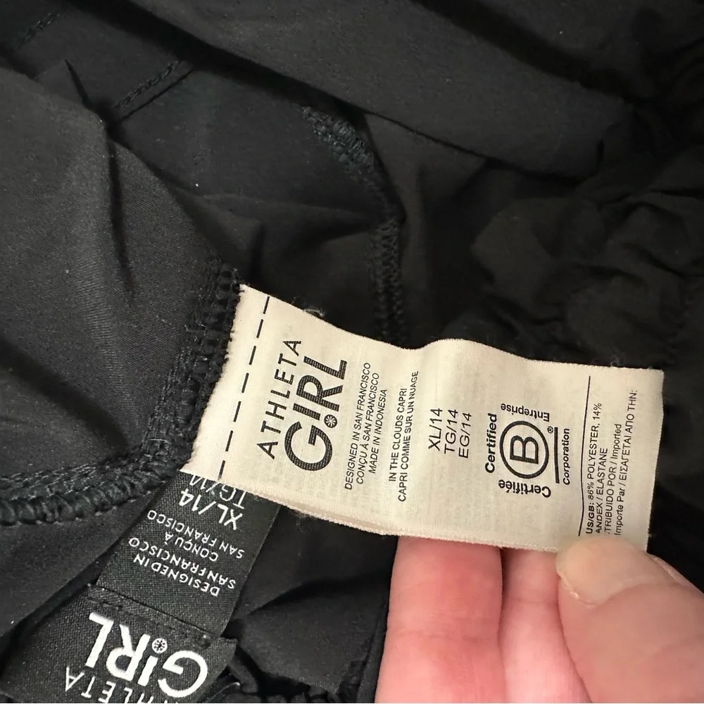 Athleta Girl In The Clouds Capri Pants in Black Girls size 14 size XL Pull On